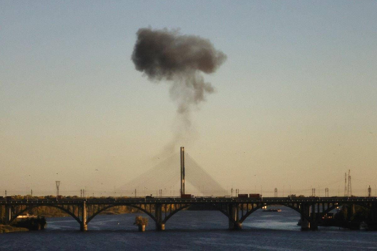 Ucraina, Russia colpisce un altro ponte a Kiev. Il sindaco: "Gli attacchi stanno distruggendo la città"