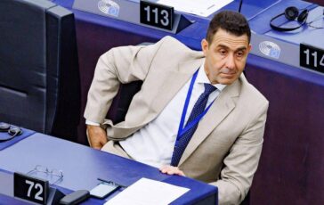 Ucraina Vannacci contro Zelensky Ricatta lEuropa e vuole 70 miliardi 364x230
