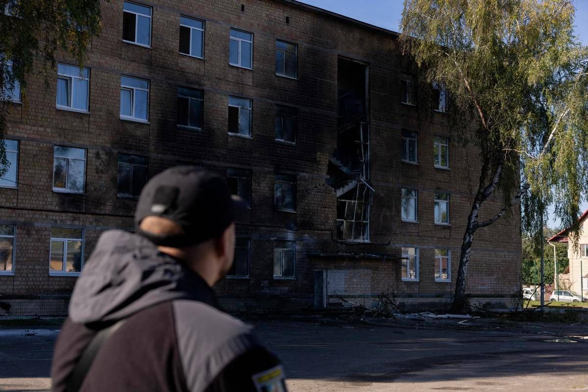 Ucraina, drone russo colpisce scuola a Kiev: paura e bambini nei rifugi