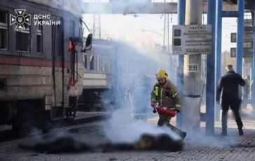 ucraina droni russi colpiscono un treno passeggeri a dnipro almeno 13 morti 2