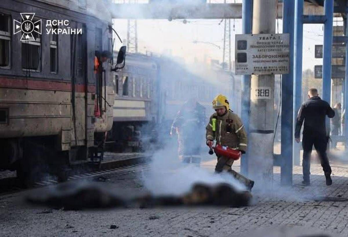 Ucraina, droni russi colpiscono un treno passeggeri a Dnipro: almeno 13 morti ﻿