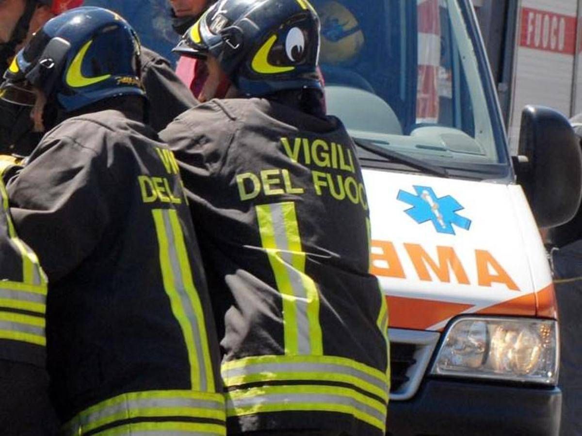 Urtato da camion mentre lavora su cestello, muore operaio 47enne