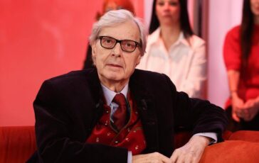 Vittorio Sgarbi e ricoverato al Policlinico Gemelli 364x230