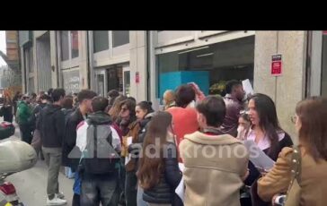 vogliamo un cambiamento a milano giovani in fila al consolato spagnolo per votare 2