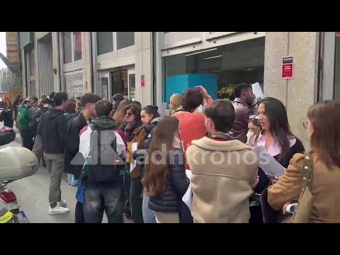 ""Vogliamo un cambiamento"", a Milano giovani in fila al consolato spagnolo per votare
