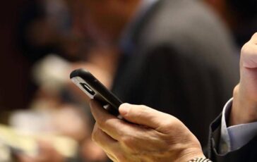 WhatsApp down problemi oggi 16 ottobre 364x230