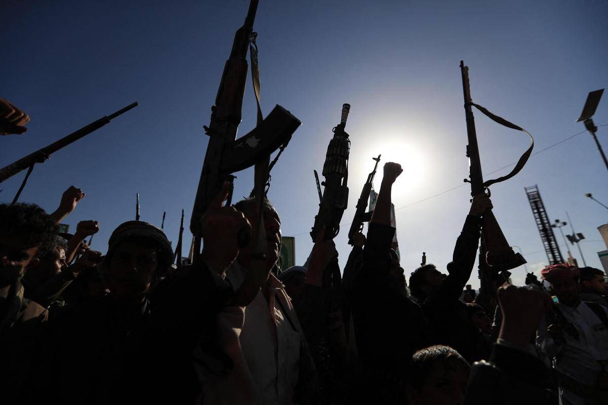 Yemen, Houthi: "Colpita la più grande raffineria dell'Arabia Saudita". Esplosioni a Riad