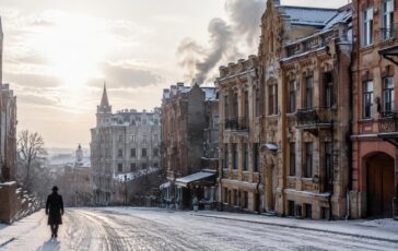 Allerta Russia: nuovi bombardamenti a Kyiv e avviso agli stranieri