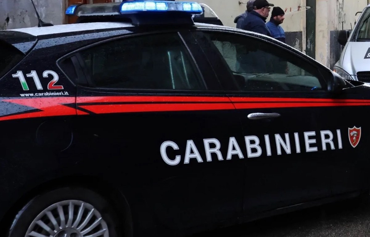 Bergamo, si barrica in casa con una pistola e minaccia il suicidio: la ex lancia l'allarme