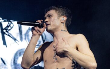 Blanco canta sul palco del Fabrique club a Milano
