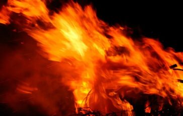 Incendio a bordo: yacht semi affondato