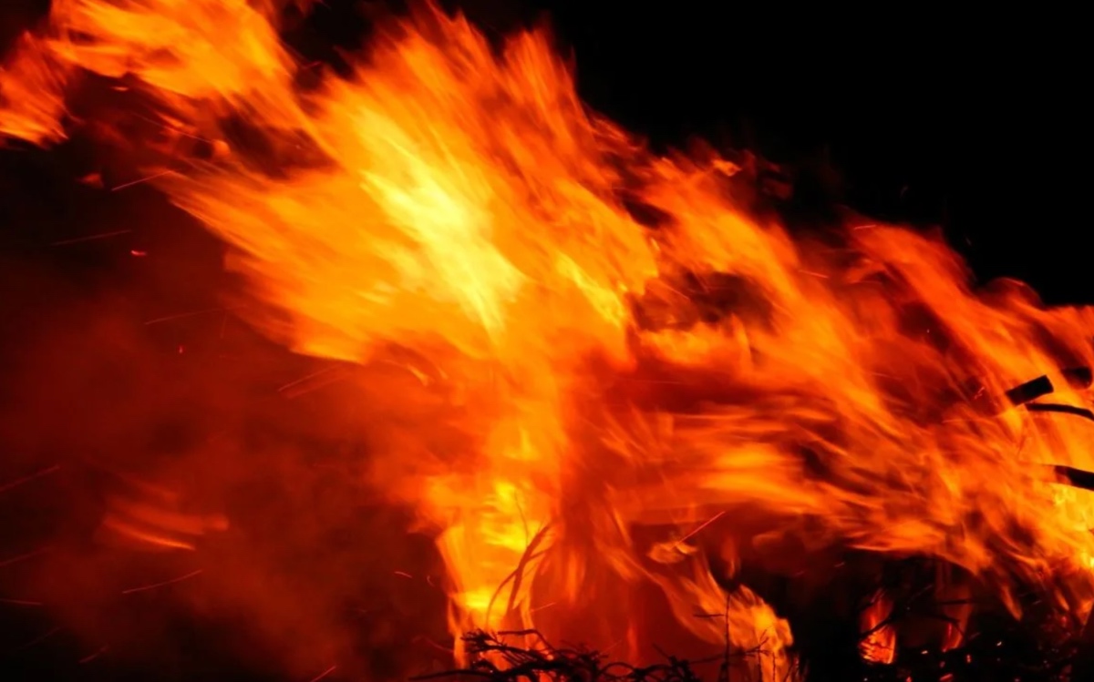 Incendio su uno yacht a Brindisi: intervengono i rimorchiatori