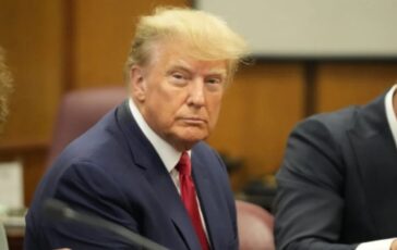 Trump accusato di violenza sessuale: i democratici chiedono indagini sul legame tra il presidente e Epstein