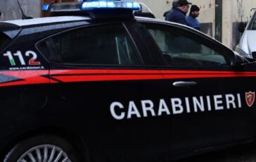 Rissa tra giovani in strada: cinque feriti