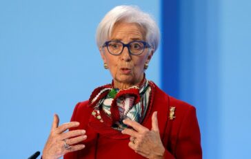 Christine Lagarde parla durante una conferenza stampa della BCE a Francoforte