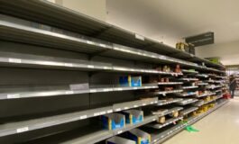 Come nel 2020 con il Covid, scaffali vuoti e famiglie nel panico: cosa succede davvero nei supermercati