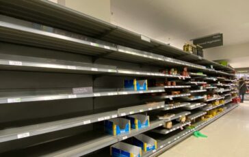 Come nel 2020 con il Covid, scaffali vuoti e famiglie nel panico: cosa succede davvero nei supermercati