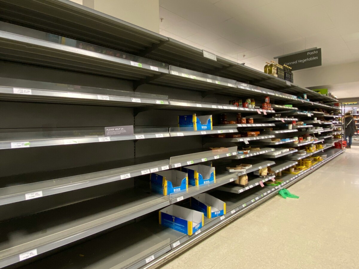 Come nel 2020 con il Covid, scaffali vuoti e famiglie nel panico: cosa succede davvero nei supermercati