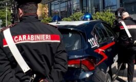 Carabinieri vicino a un'auto della polizia incendiata dal piromane della Brianza
