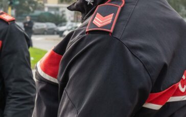 Carabinieri in uniforme durante il lockdown a Milano nel 2020