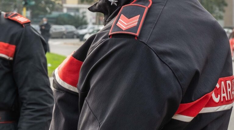 Carabinieri in uniforme durante il lockdown a Milano nel 2020