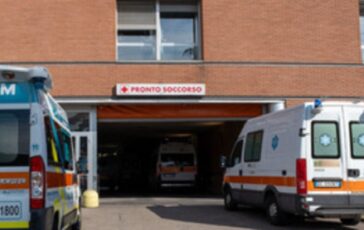 Ingresso pronto soccorso con ambulanze parcheggiate