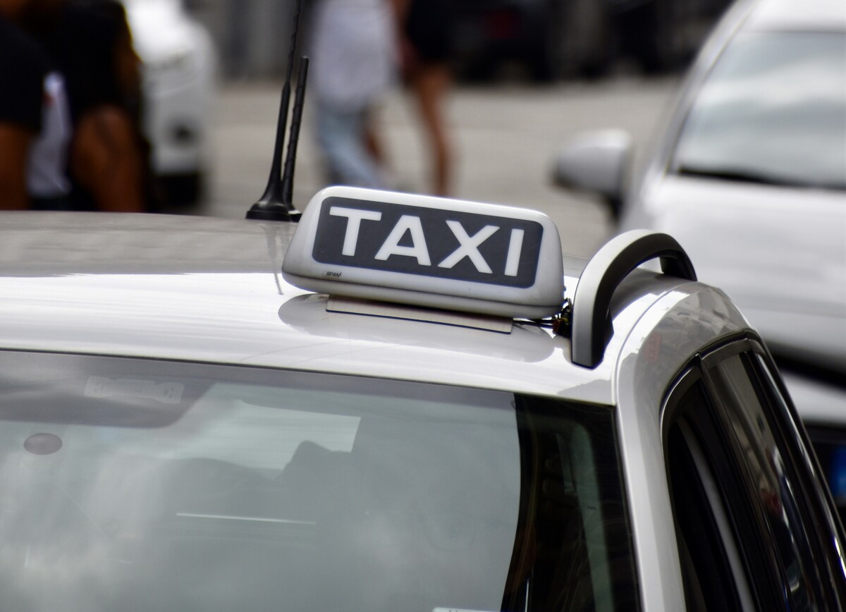 Nessun taxi disponibile: disabile sulla sedia a rotelle costretto a percorrere 2km da solo in mezzo alla strada