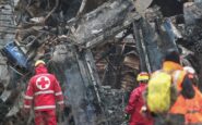 Soccorritori in cerca di sopravvissuti tra i rottami dei treni a Tempi, Grecia, il 2 marzo 2023