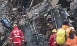 Soccorritori in cerca di sopravvissuti tra i rottami dei treni a Tempi, Grecia, il 2 marzo 2023