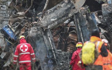 Soccorritori in cerca di sopravvissuti tra i rottami dei treni a Tempi, Grecia, il 2 marzo 2023
