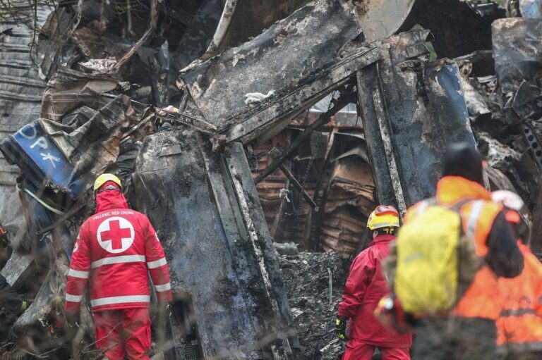 Soccorritori in cerca di sopravvissuti tra i rottami dei treni a Tempi, Grecia, il 2 marzo 2023