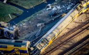 Treno deragliato a Voorschoten, nei Paesi Bassi, con due convogli fuori dai binari in un prato accanto ai binari.