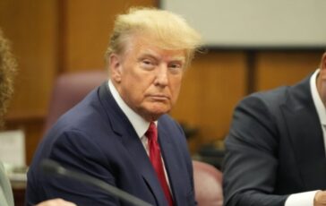 Donald Trump presenta la nuova portavoce, un lapsus rende l'annuncio iconico