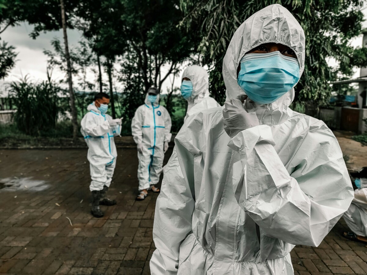Ebola, uomo d'affari contagiato con sintomi viaggia in tre Paesi e muore: decine di persone esposte al virus