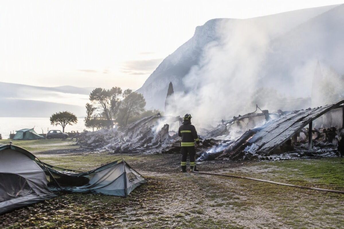 Fire al camping di Peschiera del Garda: 30 unità abitative coinvolte