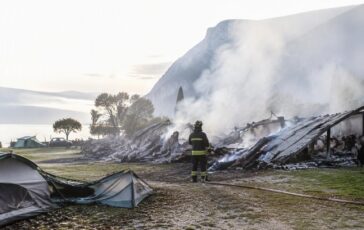 Fire al camping di Peschiera del Garda: 30 unità abitative coinvolte