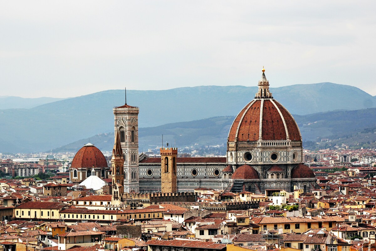 Paura a Firenze, bombola del gas sotto il David di piazzale Michelangelo: artificieri sul posto