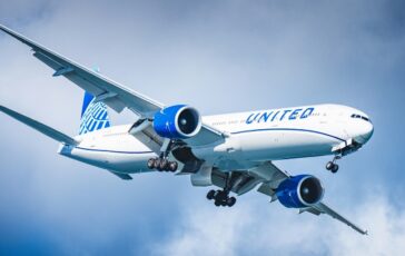 Forte odore a bordo e mal di testa tra personale e passeggeri: emergenza sul volo