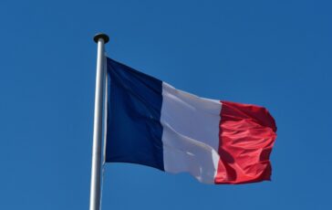 Francia a fuoco: Macron ammette il fallimento