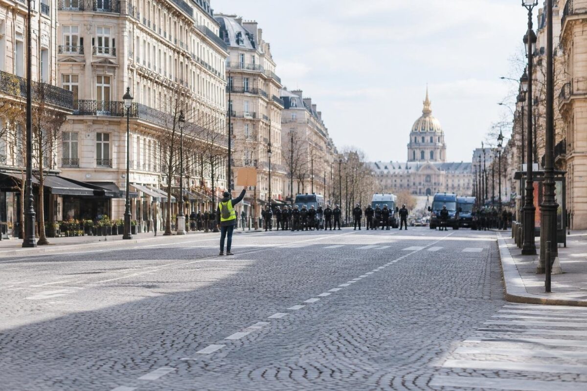 Francia, proteste contro il caro-vita: 272 fermati e violenza a Parigi, Marsiglia e altre città