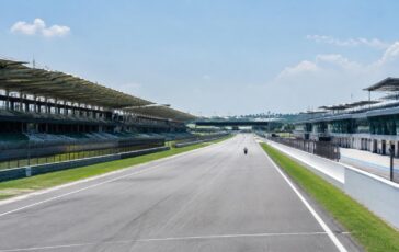 Essais libres : Marquez domine à Sepang, Bezzecchi et Acosta à égalité en deuxième position.