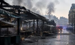 Fuoco annienta il mercato più antico di Parigi