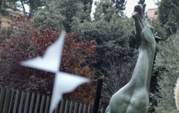 Statua di un cavallo in bronzo nella sede Rai di viale Mazzini a Roma