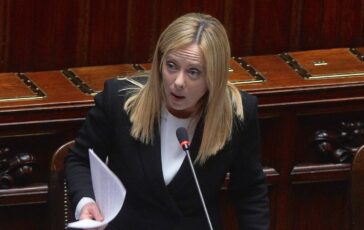 Giorgia Meloni parla durante un Question Time alla Camera dei Deputati