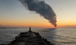 Grande fuoco in mare vicino Sochi: possibile attacco con drone