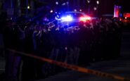 Agenti di polizia salutano durante un'operazione di emergenza a Boulder, Colorado.