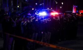 Agenti di polizia salutano durante un'operazione di emergenza a Boulder, Colorado.