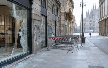Guerriglia urbana a Milano: 200 giovani, 80% minorenni, arresti e danni