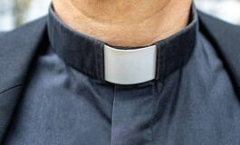 Le parole del prete che ha fatto il dito medio ai giovani durante gli scontri di Milano