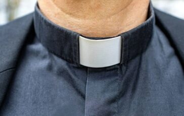 Le parole del prete che ha fatto il dito medio ai giovani durante gli scontri di Milano